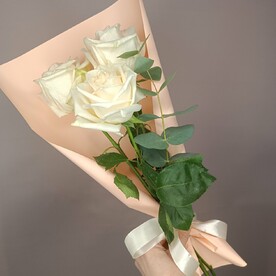 3 розы с эвкалиптом в стильной упаковке