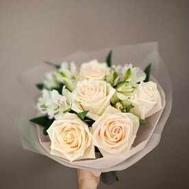 Пломбир с розами и альстромериями