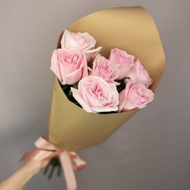 7  розовых роз в стильном оформлении