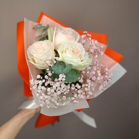 Истина с розами и гипсофилой