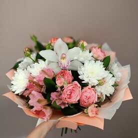 Белая орхидея с кустовыми розами