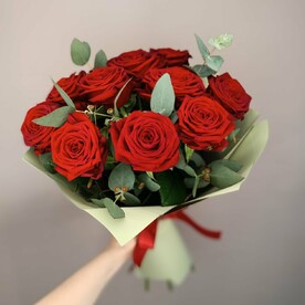 11  красных роз с эвкалиптом