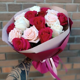 15 разноцветных роз в стильном оформлении