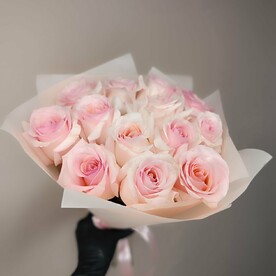 15 розовых роз в оформлении