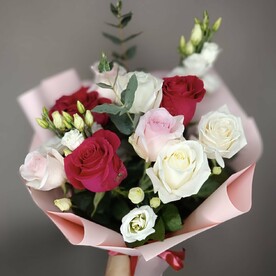 Розовый микс разноцветные розы и белая эустома