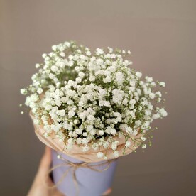 Шляпная коробочка из белой гипсофилы