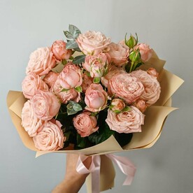 7 нежнейших кустовых роз с эвкалиптом