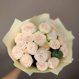 7 пышных кремовых роз