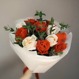 Самая прекрасная 11 белых и красных роз