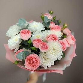 Кустовые розы и белая хризантема с благородным эвкалиптом