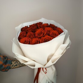 Единственная 15 высоких красных роз в пышном оформлении