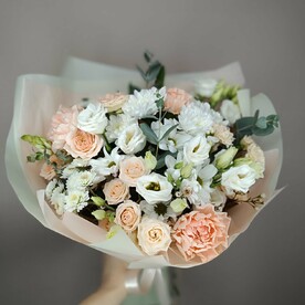 Снежная королева с кустовыми розами и ромашками, белая эустома