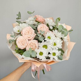 Букет из ромашек, кустовых роз и эвкалипта