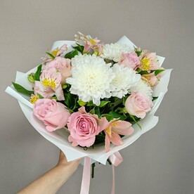 Букет с розовыми розами и альстромериями