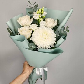 Стильный букет из 3 белых роз, эустомы и хризантемы