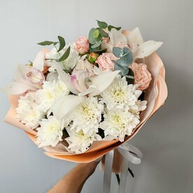 Флёр с белыми орхидеями, кустовыми белыми хризантемами и розами