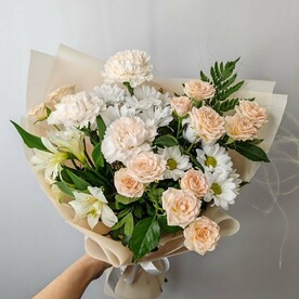 Букет 211 кустовые розы, альстромерия, ромашки