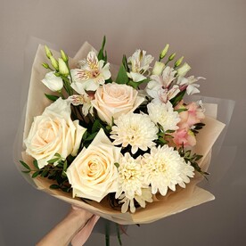 Десерт ( розы эустома и хризантема)