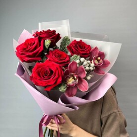 Красные розы и орхидеи с елью