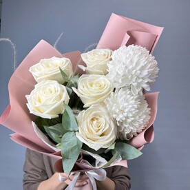 Белые пионовидные розы и хризантемы