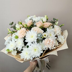 Большой букет с кустовыми розами и нежной эустомой