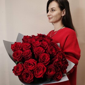 25 крупных красных высоких роз с оформлением