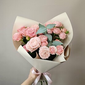 Розовый кустовые розы и эвкалипт