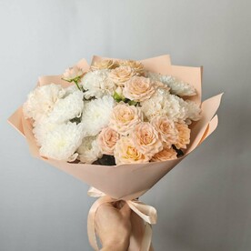 Кремовые розы, хризантема и диантусы