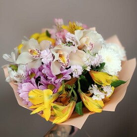 Солнечное утро с орхидеями и альстромериями