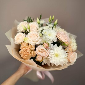 Крем( розы кустовые, эустома, белая хризантема)