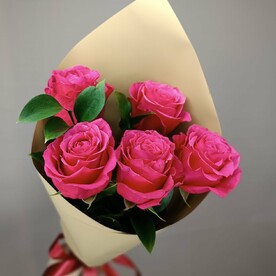 5 ярких роз с зеленью рускуса