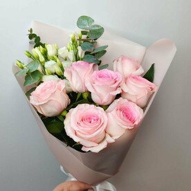 7 розовых роз и эустома