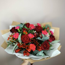 Яркий букет с розами и альстромерией