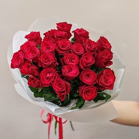 25 ярких роз с воздушным оформлением