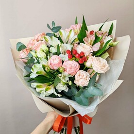 Букет с кустовыми розами