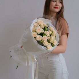 Кремовые кустовые розы веток