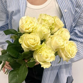 Букет живых цветов из 9 белых роз под ленту, Эквадор 50 см | Пять цветов - быстрая доставка, арт: 1440