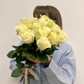 Букет живых цветов из 15 белых роз под ленту, Эквадор 50 см | Пять цветов - быстрая доставка, арт: 1442