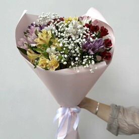 Сборный букет цветов на праздник из 10 альстромерии и 3 гипсофил, арт: 1796