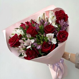 Букет из розы красной 7 шт и альстромерии микс 8 шт на день рождения, арт: 1800