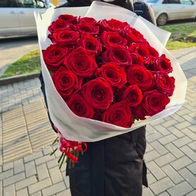 Большой букет красных высоких роз