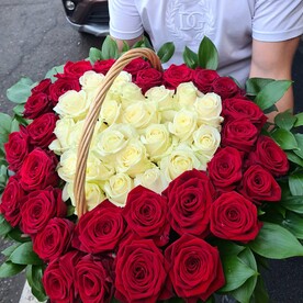Большая корзина с розами "сердце" 51 шт