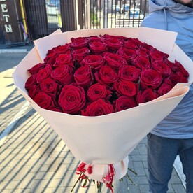 Букет красных высоких роз 51 шт