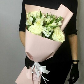 Букет с розами и альстромерией «Белая ночь»