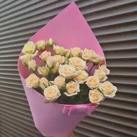 Букет кустовых роз в стильной упаковке