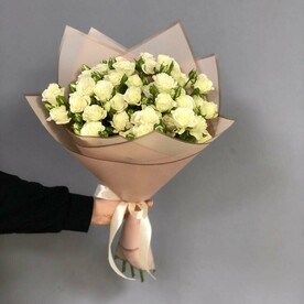 Букет из 9 кремовых кустовых роз с оформлением