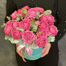 Пионовидные розы в коробке "Люблю"