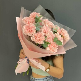 11 нежно-розовых диантусов с эвкалиптом