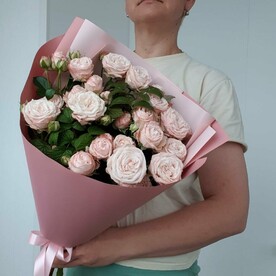 Букет из кустовой садовой пионовидной розы