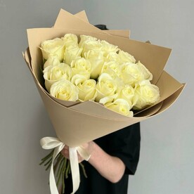 Букет из 21 белой розы